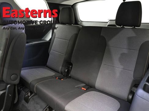 Used 2021 Chevrolet Traverse LT image 25