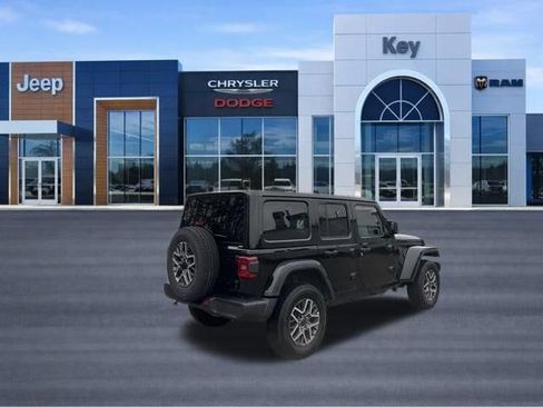 Used 2025 Jeep Wrangler Sahara AWD/4WD image 5