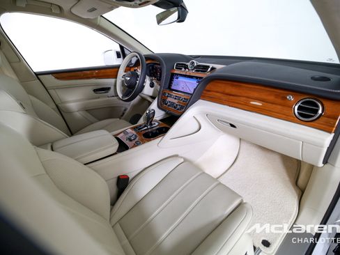 Used 2023 Bentley Bentayga Plug-In Hybrid image 26