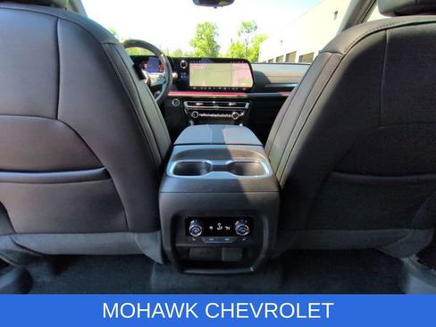 Used 2024 Chevrolet Traverse RS AWD/4WD image 23