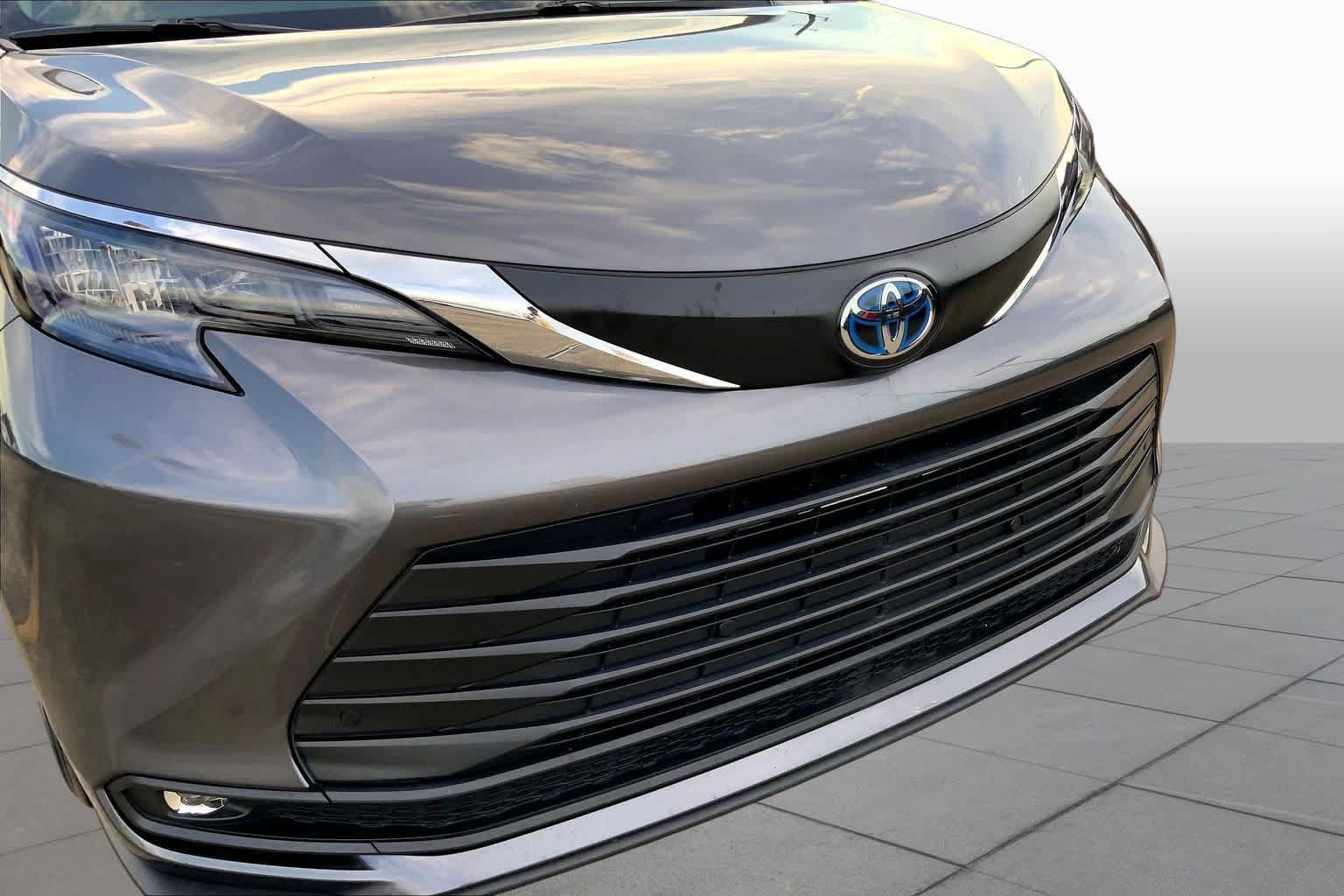 Certified 2025 Toyota Sienna XLE FWD image 29