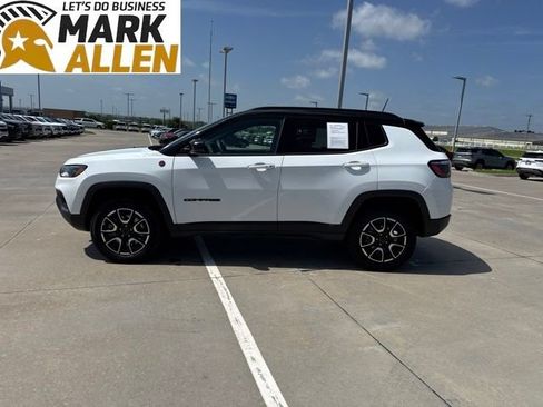 Used 2025 Jeep Compass Trailhawk AWD/4WD image 3