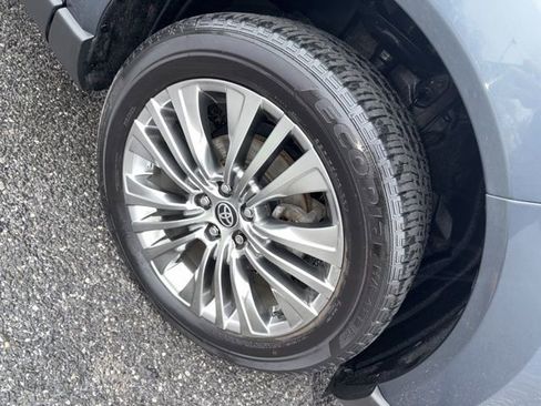 Used 2024 Toyota Venza Limited image 3