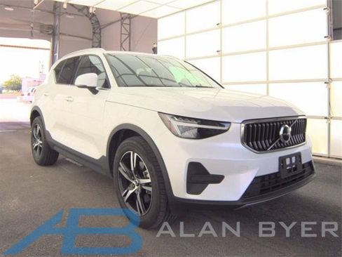 Certified 2025 Volvo XC40 B5 Core image 1