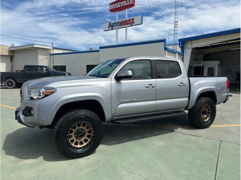 Used 2017 Toyota Tacoma SR5 w/ Tow Package AWD/4WD image 1