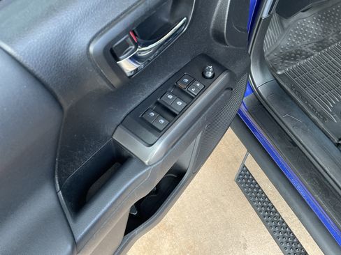 Used 2022 Toyota Tacoma TRD Off-Road image 15