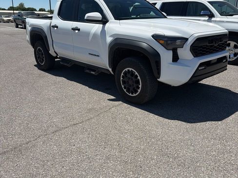 Used 2025 Toyota Tacoma TRD Off-Road image 3