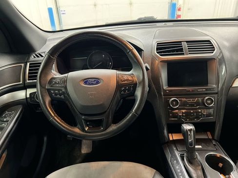 Used 2017 Ford Explorer XLT w/ Equipment Group 202A AWD/4WD image 11
