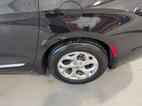Used 2022 Chrysler Pacifica Limited FWD image 44