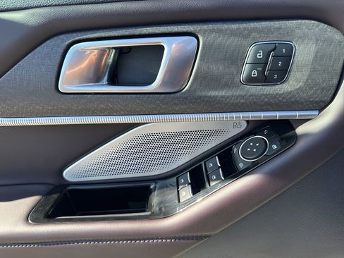 Used 2025 Ford Explorer Platinum image 29