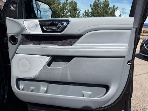Used 2019 Lincoln Navigator Reserve image 30