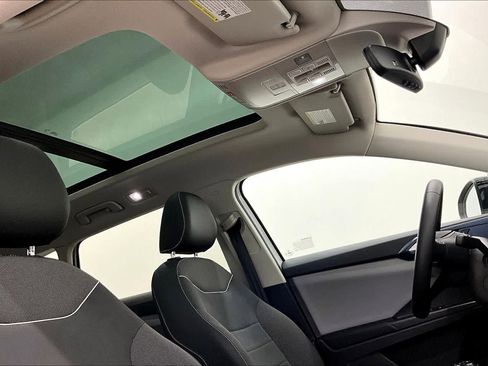 Used 2023 Volkswagen Taos SE w/ Panoramic Sunroof Package FWD image 14