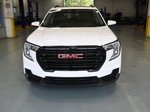Used 2022 GMC Terrain SLE w/ Driver Convenience Package FWD image 2