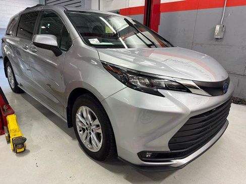 Certified 2025 Toyota Sienna XLE w/ XLE Plus Package AWD/4WD image 11