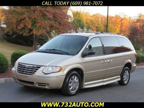 Used 2006 Chrysler Town & Country Limited w/ Trailer Tow Prep Group image 1