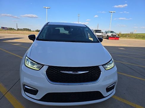 Used 2024 Chrysler Pacifica Touring-L FWD image 2