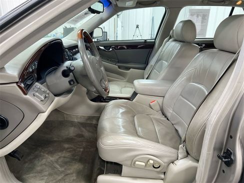 Used 2002 Cadillac De Ville DTS w/ Premium Equipment Pkg image 19