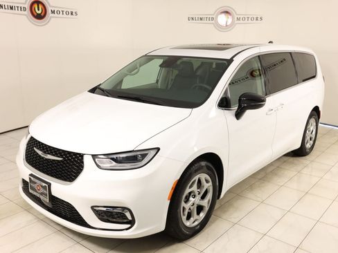 Used 2024 Chrysler Pacifica Limited FWD image 35