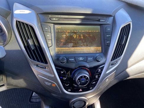 Used 2012 Hyundai Veloster w/ Style Pkg image 12