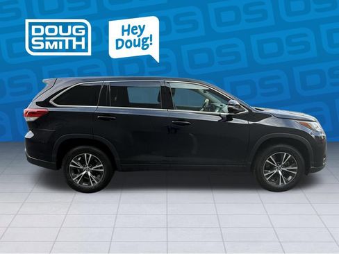 Used 2019 Toyota Highlander LE image 5