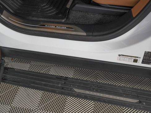 Used 2025 Land Rover Range Rover SE image 16