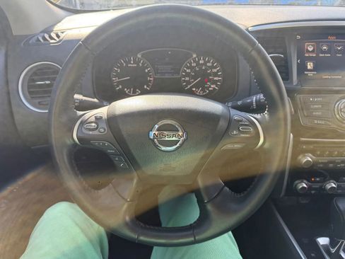 Used 2020 Nissan Pathfinder SV image 17