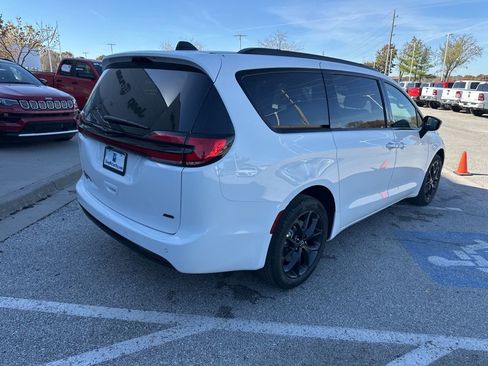 New 2026 Chrysler Pacifica Select image 31