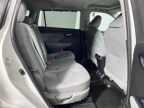 Used 2023 Toyota Highlander XLE image 10