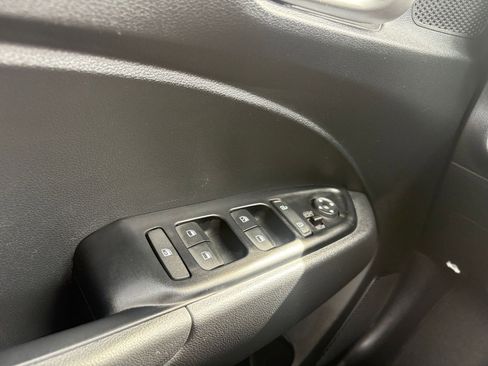 Used 2025 Hyundai Venue SEL image 18