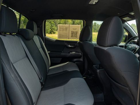 Used 2020 Toyota Tacoma TRD Sport w/ Technology Package RWD image 17