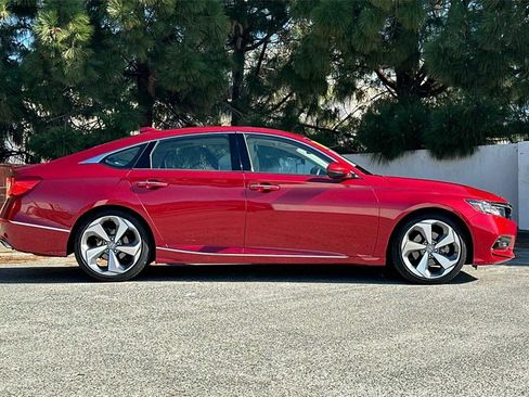 Used 2018 Honda Accord Touring image 3