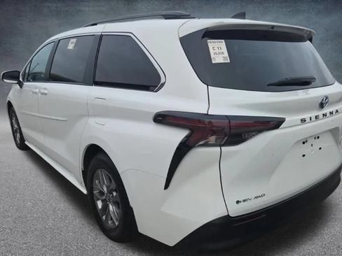 Used 2025 Toyota Sienna LE AWD/4WD image 2