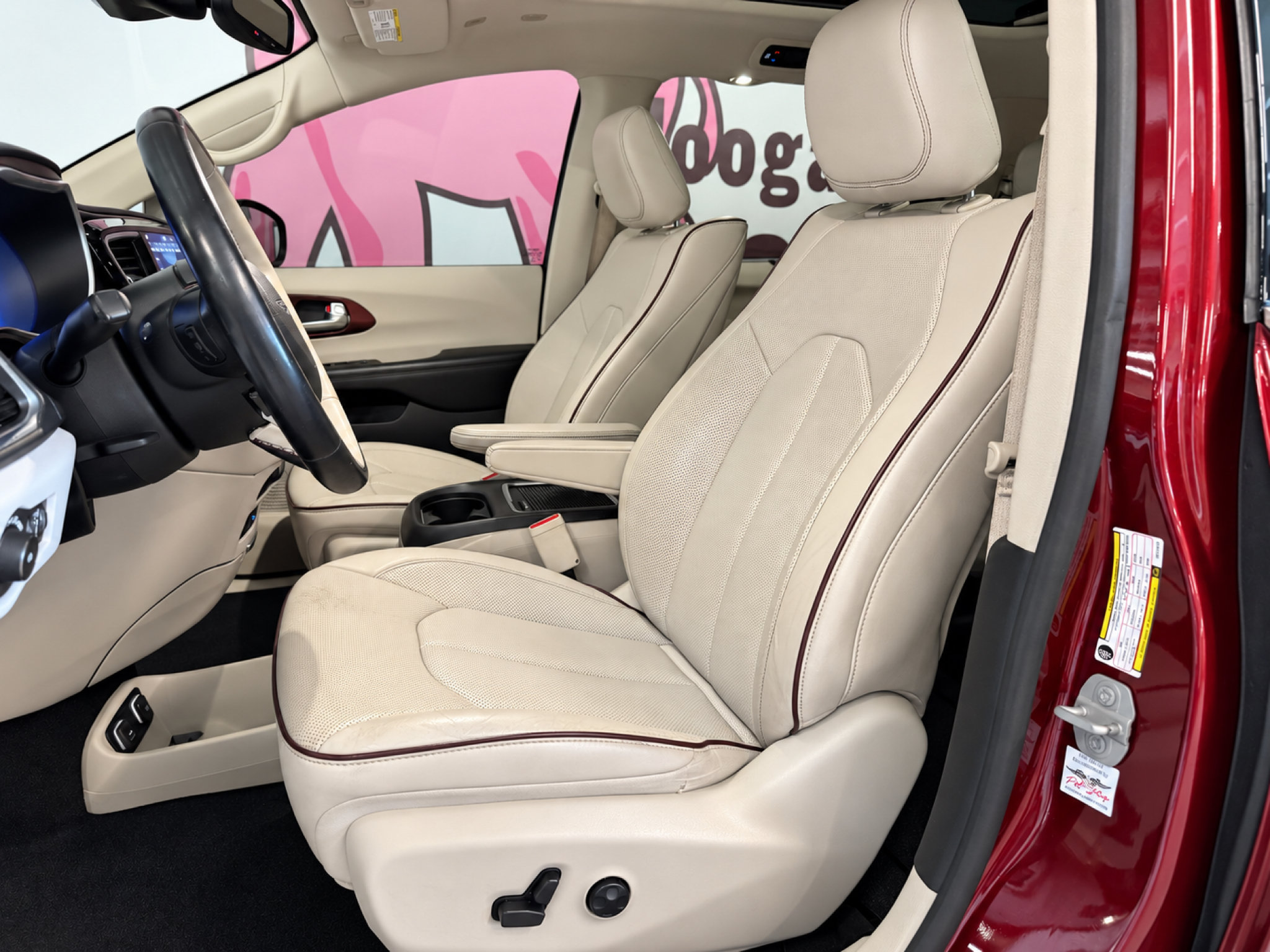 Used 2019 Chrysler Pacifica Limited w/ Tire & Wheel Group FWD image 17
