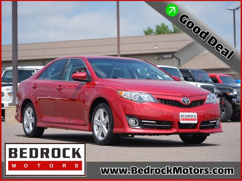 Used 2014 Toyota Camry SE FWD image 1