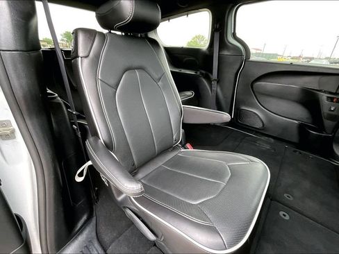 Used 2025 Chrysler Pacifica Limited FWD image 25