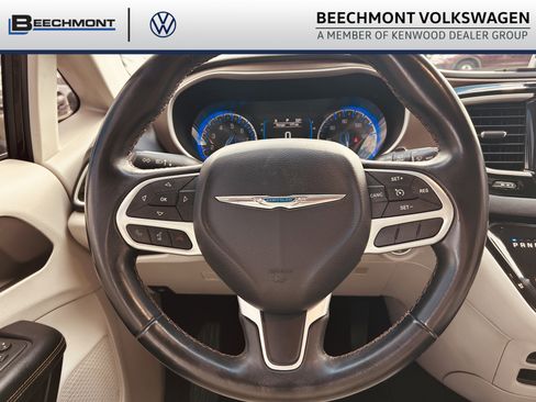 Used 2017 Chrysler Pacifica Touring-L image 11