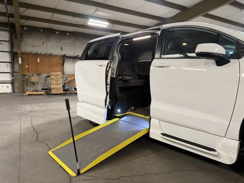 Used 2024 Toyota Sienna LE image 42