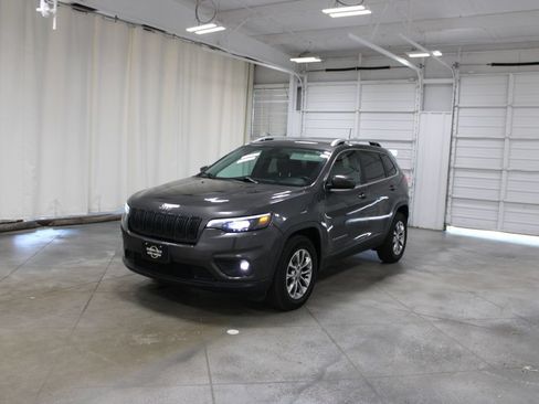 Used 2019 Jeep Cherokee Latitude Plus w/ Cold Weather Group AWD/4WD image 4