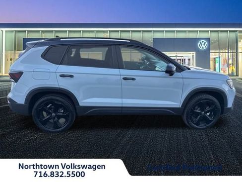 Certified 2025 Volkswagen Taos SE image 2