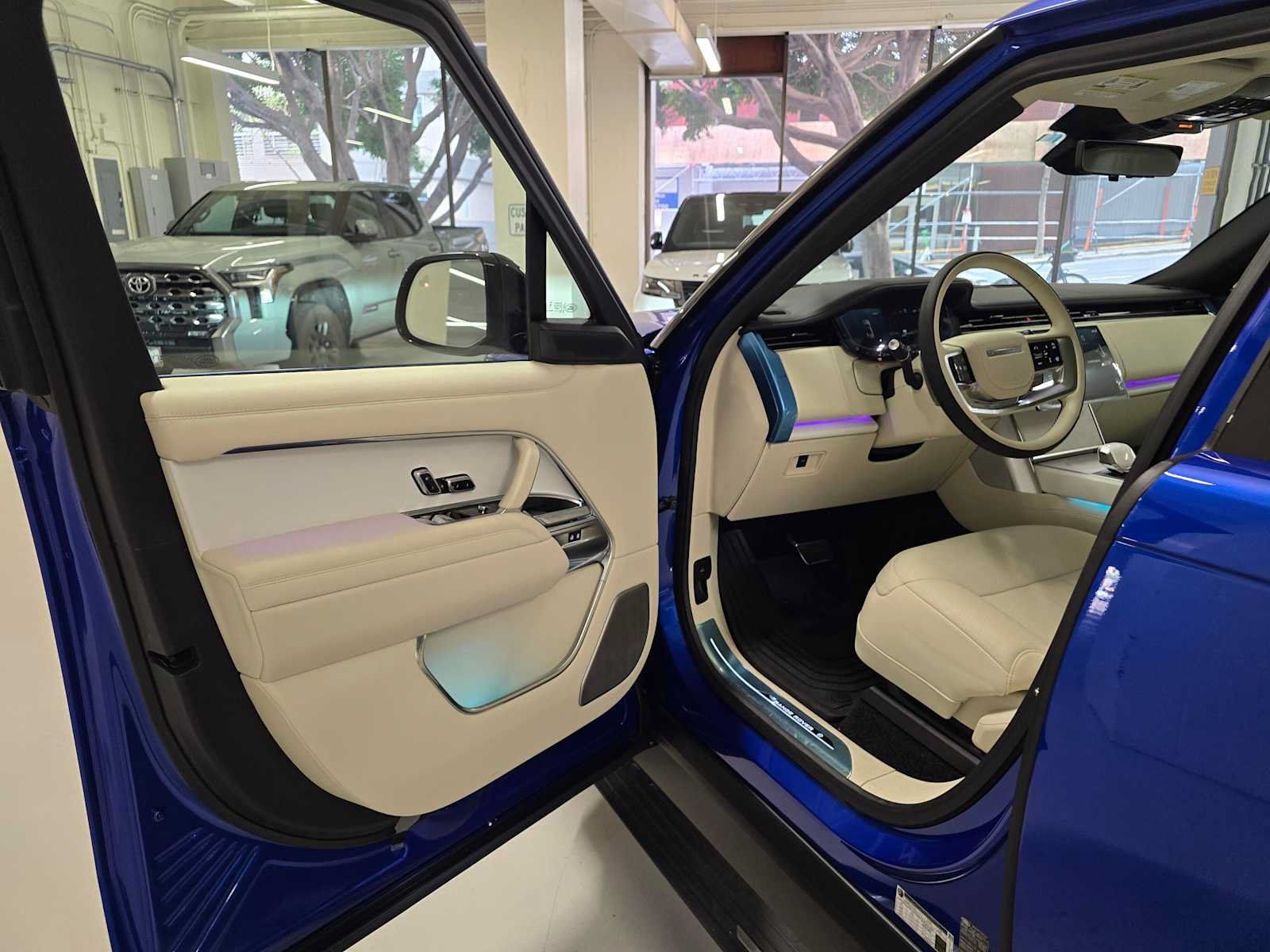 New 2025 Land Rover Range Rover SV AWD/4WD image 21