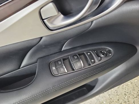 Used 2011 INFINITI M56 w/ Sport Pkg RWD image 22