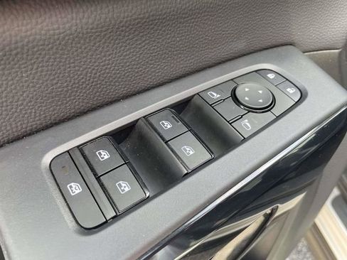 Used 2025 Nissan Pathfinder SV image 18