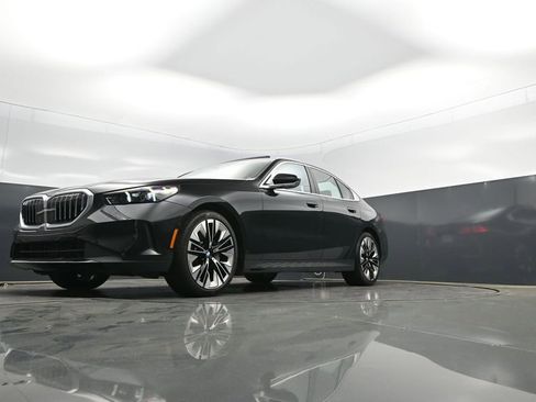 Certified 2025 BMW 530i image 38