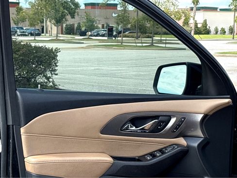 Used 2023 Chevrolet Traverse Premier image 13