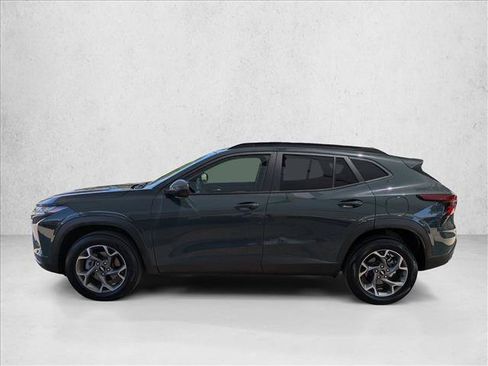 Used 2025 Chevrolet Trax LT FWD image 8
