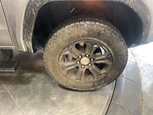 Used 2023 GMC Canyon Elevation image 12