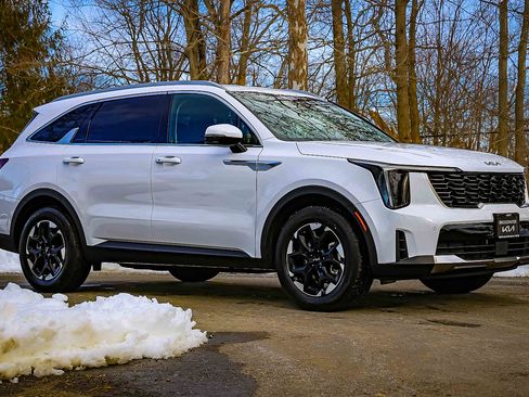 Certified 2025 Kia Sorento S image 18