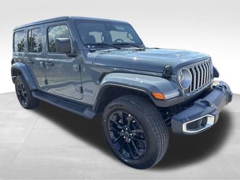 Used 2025 Jeep Wrangler Unlimited Sahara image 3