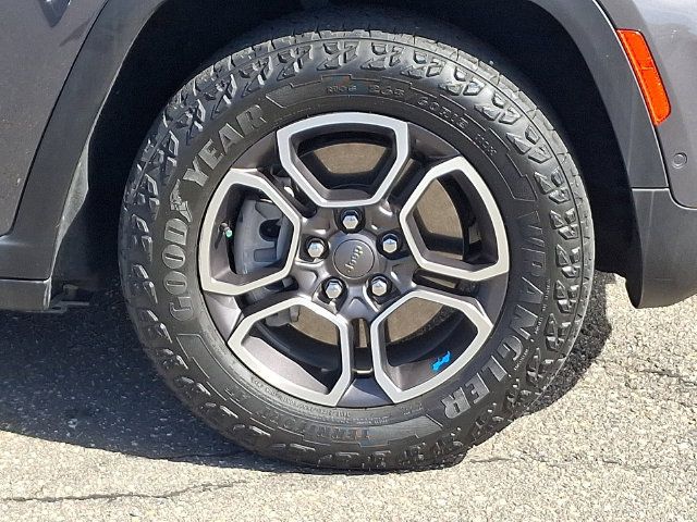 Used 2023 Jeep Grand Cherokee Trailhawk w/ Advanced Protech Group II AWD/4WD image 27