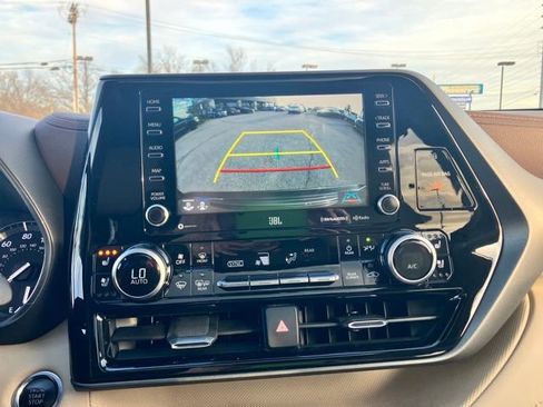 Used 2020 Toyota Highlander Limited image 3